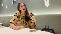 Salah satu momen Paula Verhoeven ketika nongkrong cantik sambil minum es latte dan kukis. Kelihatan seru ya? Foto: Instagram @paula_verhoeven