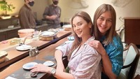 Model sekaligus aktris blasteran ini juga sering hangout bareng temannya. Seperti ini ketika Paula dan temannya makan enak di restoran Jepang. Foto: Instagram @paula_verhoeven