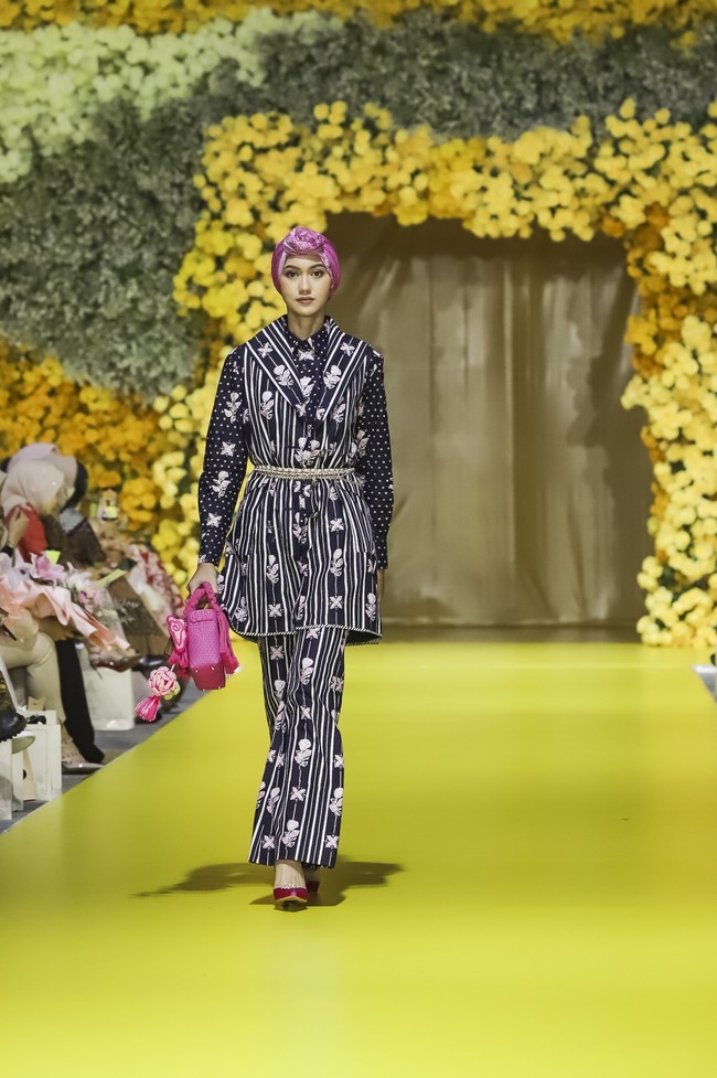 Ayu Dyah Andari dan Batik Trusmi menyambut Hari Batik Nasional 2022 dengan mempersembahkan kolaborasi bertajuk Basundari, Kala di Wedari pada Jumat (30/9/2022) di Ballroom Hotel Intercontinental Pondok Indah, Jakarta. Ini merupakan sebuah wujud jernih eksistensi Batik Trusmi sekaligus bentuk nyata Ayu Dyah Andari sebagai perancang busana yang secara konsisten menggelar karya ciptanya di hadapan publik. (Foto: Dok. Tim Muara Bagdja)