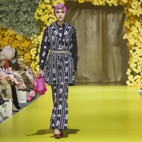 Ayu Dyah Andari dan Batik Trusmi menyambut Hari Batik Nasional 2022 dengan mempersembahkan kolaborasi bertajuk Basundari, Kala di Wedari pada Jumat (30/9/2022) di Ballroom Hotel Intercontinental Pondok Indah, Jakarta. Ini merupakan sebuah wujud jernih eksistensi Batik Trusmi sekaligus bentuk nyata Ayu Dyah Andari sebagai perancang busana yang secara konsisten menggelar karya ciptanya di hadapan publik. (Foto: Dok. Tim Muara Bagdja)