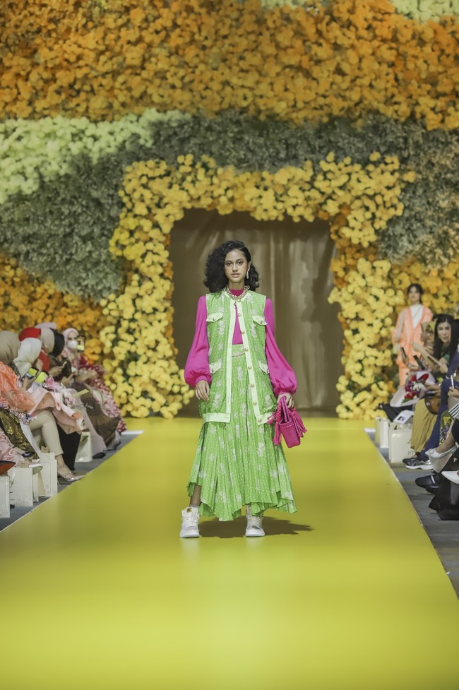 Untuk kaum muda koleksi busana siap pakai muncul dalam satu tone warna seperti celana dengan blus longgar berwarna kuning, hijau, pink, atau biru, dst. Menjadi lebih atraktif karena batik berbahan katun digabungkan dengan tekstur dan bahan yang berbeda, misalnya jeans. Ada pula pautan dua warna seperti pink dengan hijau dalam bahan yang ringan seperti tule dengan kaos. (Foto: Dok. Tim Muara Bagdja)