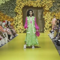 Untuk kaum muda koleksi busana siap pakai muncul dalam satu tone warna seperti celana dengan blus longgar berwarna kuning, hijau, pink, atau biru, dst. Menjadi lebih atraktif karena batik berbahan katun digabungkan dengan tekstur dan bahan yang berbeda, misalnya jeans. Ada pula pautan dua warna seperti pink dengan hijau dalam bahan yang ringan seperti tule dengan kaos. (Foto: Dok. Tim Muara Bagdja)