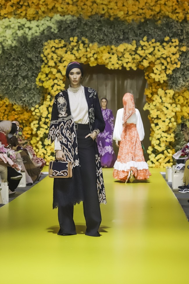 Dalam terminologi bahasa, Basundari bermakna bumi dan dipakai sebagai nama wanita tangguh yang menguasai darat, udara, laut. Darat terwakili oleh mawar-mawar yang telah menjadi elemen khas dalam tiap rancangan Ayu Dyah Andari. Udara direpresentasikan dengan motif mega mendung Batik Trusmi. Laut diterjemahkan menjadi aksesori yang diciptakan khusus oleh Passion Jewelry untuk koleksi Basundari, seperti anting, cincin, gelang, kalung dan bros dengan nama, Gems of Katulistiwa. (Foto: Dok. Tim Muara Bagdja)