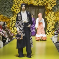 Dalam terminologi bahasa, Basundari bermakna bumi dan dipakai sebagai nama wanita tangguh yang menguasai darat, udara, laut. Darat terwakili oleh mawar-mawar yang telah menjadi elemen khas dalam tiap rancangan Ayu Dyah Andari. Udara direpresentasikan dengan motif mega mendung Batik Trusmi. Laut diterjemahkan menjadi aksesori yang diciptakan khusus oleh Passion Jewelry untuk koleksi Basundari, seperti anting, cincin, gelang, kalung dan bros dengan nama, Gems of Katulistiwa. (Foto: Dok. Tim Muara Bagdja)