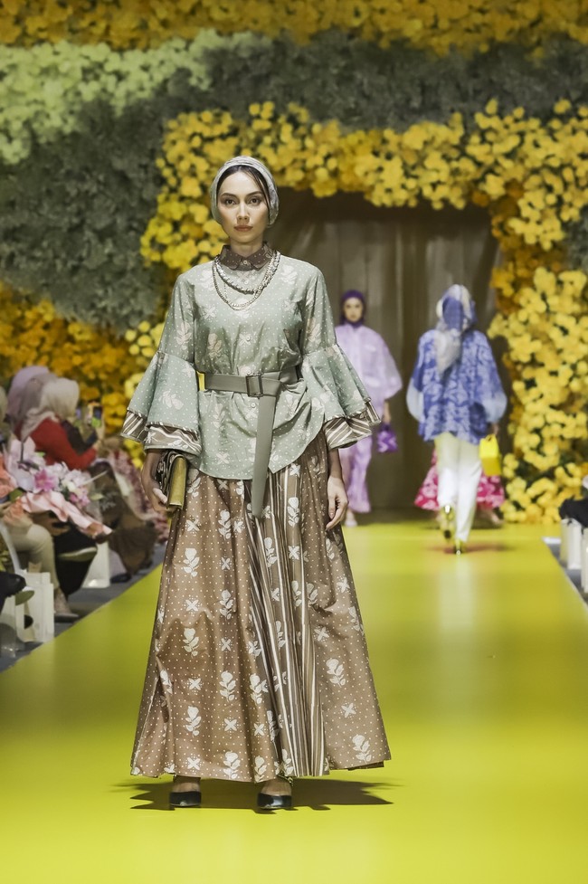 Pada desain, jika ditelisik dengan cermat, motif mawar selalu tampil berdampingan dengan mega mendung baik di atas bahan batik maupun bahan lain yang diproduksi sendiri seperti brokat, tule, dan lace. Padanan kedua karakter itu dapat dilihat dalam detail koleksi ready-to-wear maupun busana high fashion dalam satu look. (Foto: Dok. Tim Muara Bagdja)