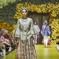 Pada desain, jika ditelisik dengan cermat, motif mawar selalu tampil berdampingan dengan mega mendung baik di atas bahan batik maupun bahan lain yang diproduksi sendiri seperti brokat, tule, dan lace. Padanan kedua karakter itu dapat dilihat dalam detail koleksi ready-to-wear maupun busana high fashion dalam satu look. (Foto: Dok. Tim Muara Bagdja)