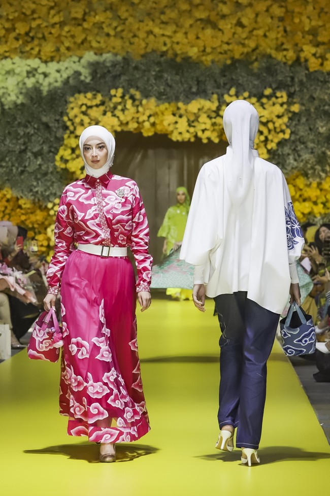 “Batik Trusmi punya tanggung jawab menghidupkan serta menjaga batik untuk tetap menjadi identitas bangsa Indonesia. Bekerja sama dengan jenama Ayu Dyah Andari adalah bentuk tanggung jawab kami agar batik tetap lestari. Kolaborasi ini melahirkan desain batik semakin mengagumkan, mulai dari baju sehari-hari hingga resmi,” ujar Sally, yang memproduksi Batik Trusmi lebih dari 3000 lembar batik untuk koleksi perhelatan ini. (Foto: Dok. Tim Muara Bagdja)