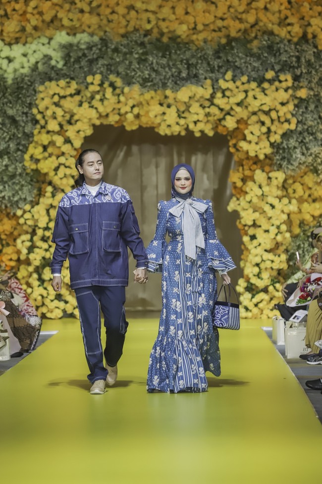 “Koleksi Basundari mengadaptasi busana dengan perkem bangan mode universal. Mempertemukan tren dengan tradisi untuk menggubah gaya baru dan berbeda. Misalnya pada busana muslim tidak lagi hanya bentuk lurus dan panjang seperti tunik, abaya, atau gamis.”, menurut Ayu Dyah Andari, yang sangat detail dalam mengerjakan karya-karyanya. (Foto: Dok. Tim Muara Bagdja)