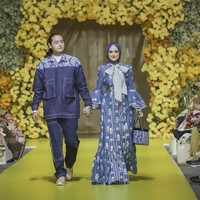 “Koleksi Basundari mengadaptasi busana dengan perkem bangan mode universal. Mempertemukan tren dengan tradisi untuk menggubah gaya baru dan berbeda. Misalnya pada busana muslim tidak lagi hanya bentuk lurus dan panjang seperti tunik, abaya, atau gamis.”, menurut Ayu Dyah Andari, yang sangat detail dalam mengerjakan karya-karyanya. (Foto: Dok. Tim Muara Bagdja)