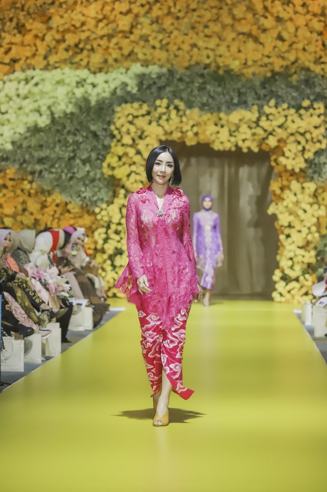 Sally yang menggunakan 3.000 helai kain batik untuk koleksi ini memperkenalkan Batik Trusmi pada Ayu mulai dari filosofi, cara produksi hingga kendala yang dihadapi. Keduanya sering berdiskusi panjang hingga akhirnya menetapkan batik cap dan batik tulis motif kawung dan mega mendung yang akan dipakai pada koleksi. (Foto: Dok. Tim Muara Bagdja)