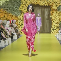 Sally yang menggunakan 3.000 helai kain batik untuk koleksi ini memperkenalkan Batik Trusmi pada Ayu mulai dari filosofi, cara produksi hingga kendala yang dihadapi. Keduanya sering berdiskusi panjang hingga akhirnya menetapkan batik cap dan batik tulis motif kawung dan mega mendung yang akan dipakai pada koleksi. (Foto: Dok. Tim Muara Bagdja)