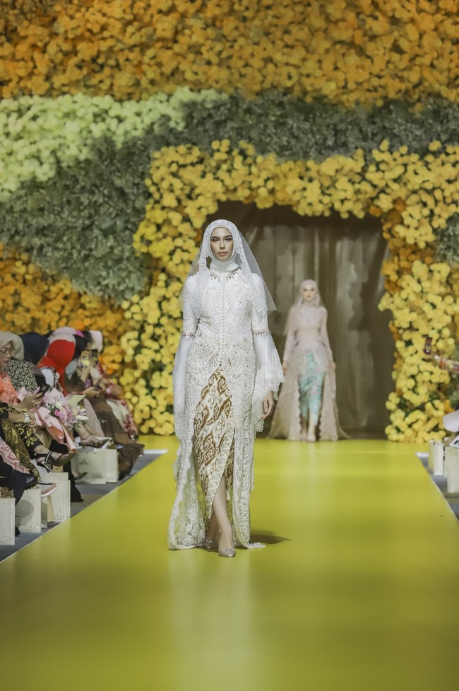 Koleksi Basundari juga memanfaatkan buangan sisa bahan menjadi bentuk baru demi menerapkan zero waste. Sisa bahan bermotif mega mendung dijahitkan di atas bahan kaku seperti katun dan duchesse untuk mempercantik tampilan.Sementara rancangan bervolume diciptakan dengan gaya tumpuk dan disiasati dengan pemakaian tekstil yang ringan, seperti sifon, satin, tule, untuk memudahkan gerak dalam gaya berlapis-lapis. Pada tiap lapisan terlihat bordiran motif mega mendung dan mawar. (Foto: Dok. Tim Muara Bagdja)