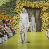 Koleksi Basundari juga memanfaatkan buangan sisa bahan menjadi bentuk baru demi menerapkan zero waste. Sisa bahan bermotif mega mendung dijahitkan di atas bahan kaku seperti katun dan duchesse untuk mempercantik tampilan.Sementara rancangan bervolume diciptakan dengan gaya tumpuk dan disiasati dengan pemakaian tekstil yang ringan, seperti sifon, satin, tule, untuk memudahkan gerak dalam gaya berlapis-lapis. Pada tiap lapisan terlihat bordiran motif mega mendung dan mawar. (Foto: Dok. Tim Muara Bagdja)