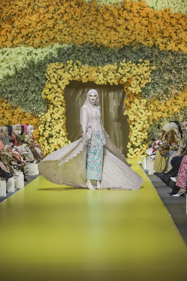 Gaya baru terlihat dalam warna yang sedang digemari dunia mode universal ke dalam rancangan busana seperti fuchsia, hijau lime, ungu.Sedangkan gaya berbeda tersurat pada unsur dalam kreasi, seperti hiasan ornamen mawar dan mega mendung bersalin rupa dalam tiga dimensi lahir dari potongan patchwork  yang disematkan di punggung pada kebaya, atau di sekujur rompi yang mempermanis gaun panjang. (Foto: Dok. Tim Muara Bagdja)