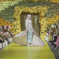 Gaya baru terlihat dalam warna yang sedang digemari dunia mode universal ke dalam rancangan busana seperti fuchsia, hijau lime, ungu.Sedangkan gaya berbeda tersurat pada unsur dalam kreasi, seperti hiasan ornamen mawar dan mega mendung bersalin rupa dalam tiga dimensi lahir dari potongan patchwork  yang disematkan di punggung pada kebaya, atau di sekujur rompi yang mempermanis gaun panjang. (Foto: Dok. Tim Muara Bagdja)