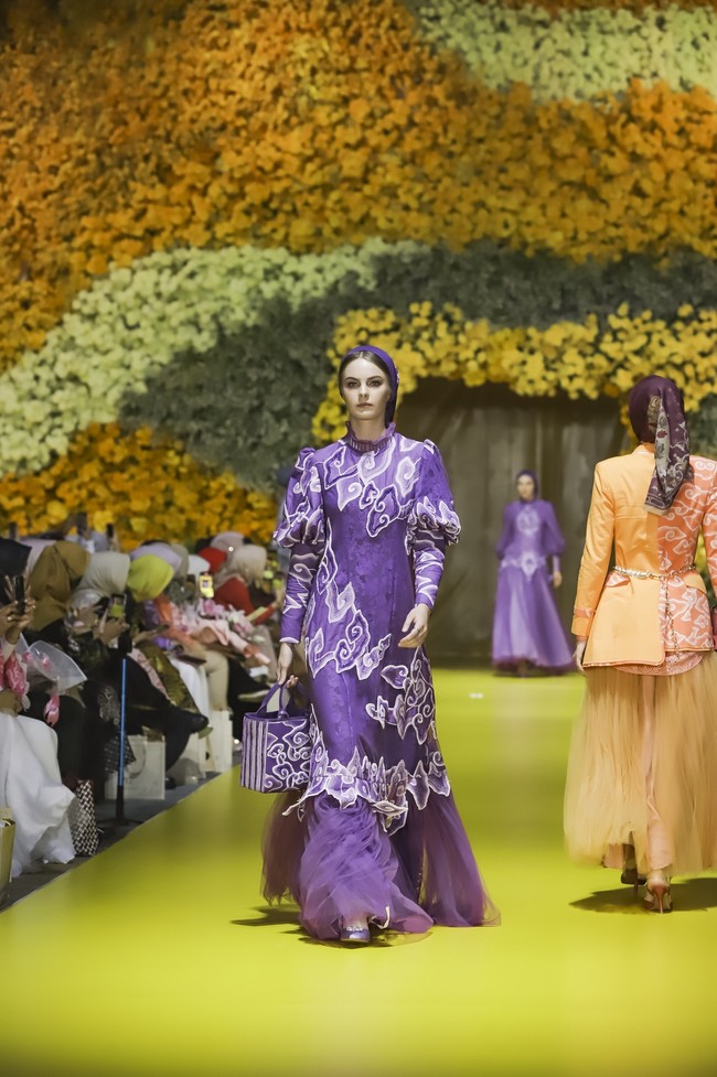 Ayu Dyah Andari dan Batik Trusmi yang didirikan oleh Sally Giovani menyerukan semboyan Woman Supports Woman dalam Basundari. Mereka turut menggandeng perempuan-perempuan kreatif untuk ikut berdaya dalam pergelaran kali ini.  (Foto: Dok. Tim Muara Bagdja)