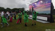 Hujan Tak Surutkan Antusiasme Fans Nonton Westlife di Candi Prambanan
