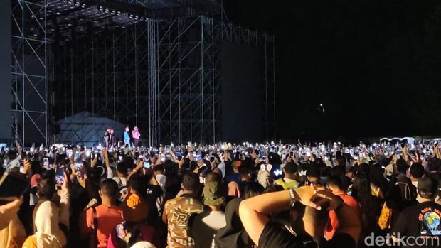 Konser Westlife di kompleks Candi Prambanan.