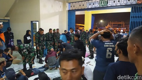 Korban kerusuhan di Stadion Kanjuruhan Malang dievakuasi