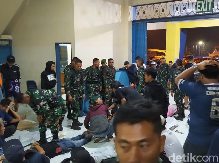 Korban kerusuhan di Stadion Kanjuruhan Malang dievakuasi