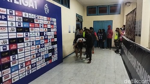 Korban kerusuhan di Stadion Kanjuruhan Malang dievakuasi
