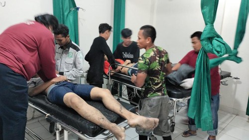 Para korban tenggelam yang selamat saat menjalani perawatan di Puskesmas Nipah