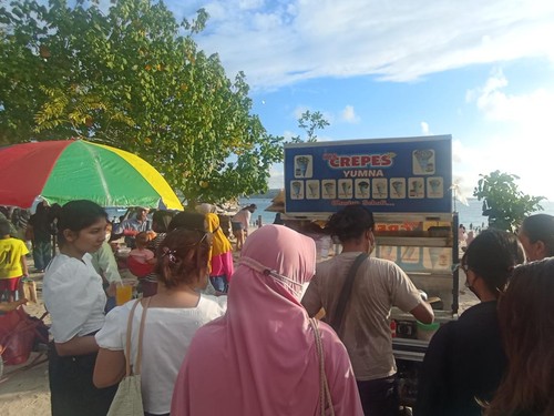 Krepes viral brand 888 Crepes Yumna dijual oleh Slamet Riyadi di Pantai Kelan, Badung Bali.
