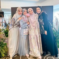 Tampak Lesti melempar senyum mengembangnya saat berfoto bersama Shireen Sungkar, Laudya Chyintia Bella dan Zaskia Sungkar.Foto: dok. Instagram/@lestykejora