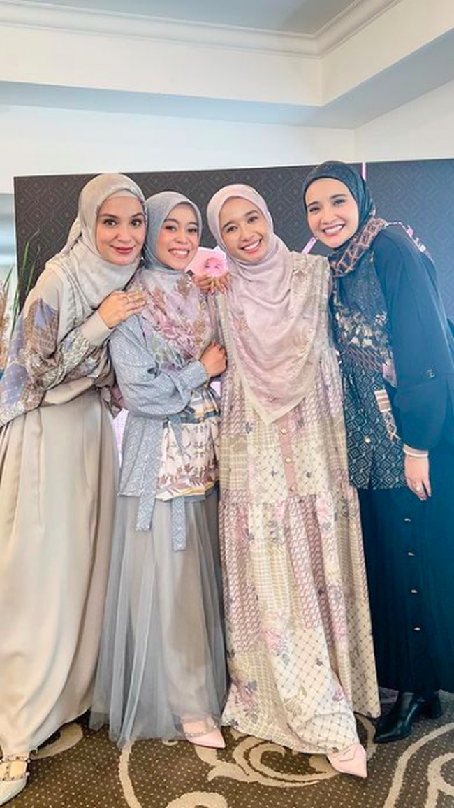 Tampak Lesti melempar senyum mengembangnya saat berfoto bersama Shireen Sungkar, Laudya Chyintia Bella dan Zaskia Sungkar.Foto: dok. Instagram/@lestykejora