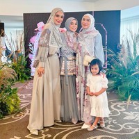 Usai fashion show, pedangdut yang akrab disapa Dede itu mengungkapkan keponakannya saat catwalk. Foto: dok. Instagram/@lestykejora