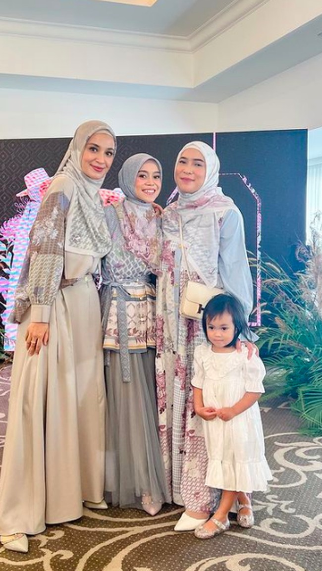 Usai fashion show, pedangdut yang akrab disapa Dede itu mengungkapkan keponakannya saat catwalk. Foto: dok. Instagram/@lestykejora