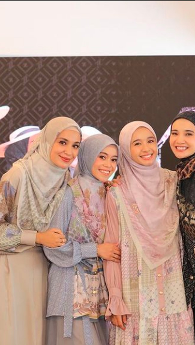 “Gempeur (grogi). Tadi sebelum jalan rasanya udah gak enak mulu,” ucap Lesti Kejora. Namun dia juga mengungkapkan rasa senang dan bangga dipercaya menjadi muse untuk brand hijab Zaskia Sungkar. Foto: dok. Instagram/@lestykejora