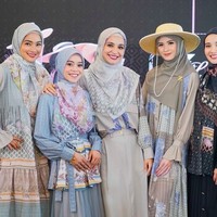 Lesti Kejora melaporkan Rizky Billar atas tindakan KDRT ke Polres Metro pada Rabu (28/9/2022). Beberapa hari sebelum tindakan kekerasan yang menimpa dirinya, Lesti sempat menjadi model untuk fashion show untuk lini busana muslim Zaskia Sungkar. Foto: dok. Instagram/@lestykejora