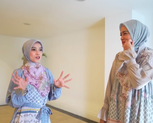 Di momen tersebut tampak Lesti begitu ceria. Lewat kanal Youtubenya Leslar Entertainment Senin (26/9/2022), pedangdut 23 tahun itu sempat bercanda dengan Titi Kamal sebelum fashion show dimulai. Sambil bercanda, Lesti mengaku begitu tegang menjadi model catwalk. Foto: dok. Instagram/@lestykejora