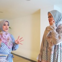 Di momen tersebut tampak Lesti begitu ceria. Lewat kanal Youtubenya Leslar Entertainment Senin (26/9/2022), pedangdut 23 tahun itu sempat bercanda dengan Titi Kamal sebelum fashion show dimulai. Sambil bercanda, Lesti mengaku begitu tegang menjadi model catwalk. Foto: dok. Instagram/@lestykejora