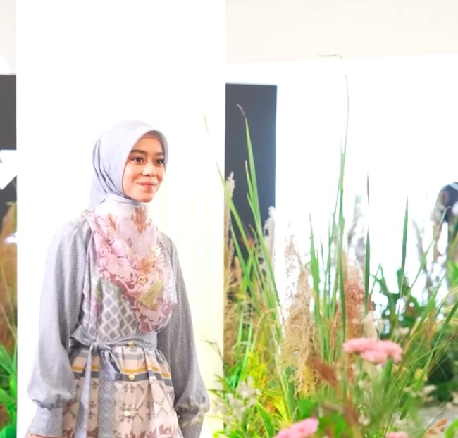Inilah momen saat Lesti catwalk sambil mengenakan busana koleksi terbaru Zaskia Sungkar Jakarta yang berkolaborasi dengan Laudya Chyntia Bella. Foto: dok. Instagram/@lestykejora