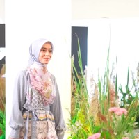 Inilah momen saat Lesti catwalk sambil mengenakan busana koleksi terbaru Zaskia Sungkar Jakarta yang berkolaborasi dengan Laudya Chyntia Bella. Foto: dok. Instagram/@lestykejora