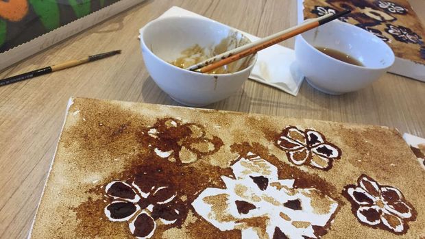 Kalau biasanya batik identik dengan canting dan malam, kali ini traveler bisa 'membatik' dengan sederhana menggunakan kopi bubuk lho.
