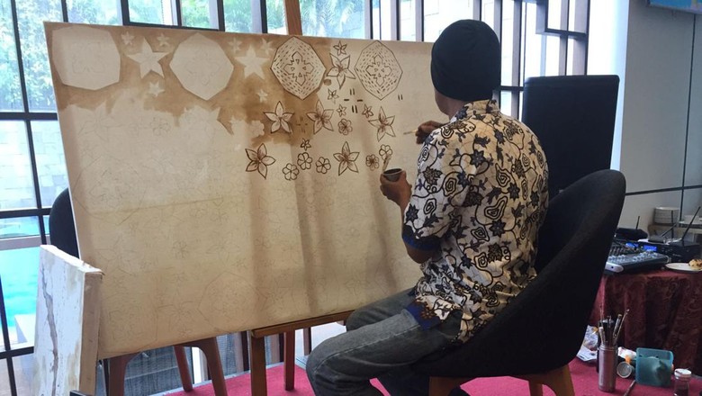 Membatik dengan Kopi Kalau biasanya batik identik dengan canting dan malam, kali ini traveler bisa membatik dengan sederhana menggunakan kopi bubuk lho.