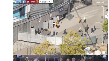 Terpantau fans MU pulang lebih dulu sebelum babak pertama usai. Foto: Twitter