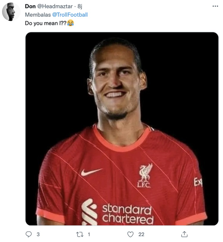 Meme Virgil van Dijk iseng edit netizen mirip Harry Maguire karena penampilannya yang burusak saat membela Liverpool.