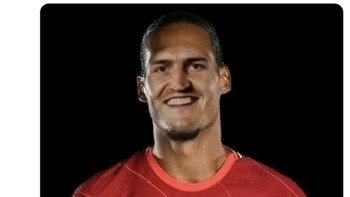 Netizen edit muka van Dijk jadi wajahnya Maguire. Foto: Twitter