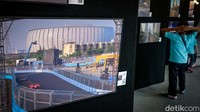 Foto-foto yang dipamerkan adalah ruang ketiga Jakarta seperti JPO Pinisi, Monas, Batavia atau Kota Tua, sampai trotoar Sudirman.