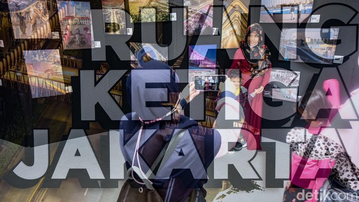 Menengok Ruang Ketiga Jakarta dalam Bingkai Foto Pengunjung mengamati pameran foto Ruang Ketiga Jakarta di Taman Literasi Martha Christina Tialahu, Jakarta Selatan, Minggu (2/10/2022).