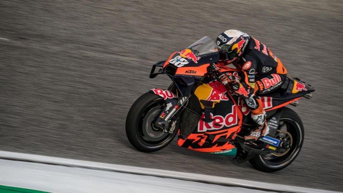 BURIRAM, THAILAND - SEPTEMBER 30: Miguel Oliveira of Portugal and Red Bull KTM Factory Racing rides during the free practice of the MotoGP OR Thailand Grand Prixat Chang International Circuit on September 30, 2022 in Buriram, Thailand. (Photo by Steve Wobser/Getty Images)