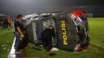 Potret Mobil Terguling-Hangus Terbakar Imbas Kerusuhan di Stadion Kanjuruhan