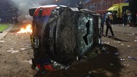 Dari pengamatan detikJatim, mobil yang rusak kondisinya dalam keadaan terguling. Sebagian lagi dalam keadaan terbakar. Setidaknya ada tiga mobil yang terlihat terbakar. Tiga mobil itu adalah dua sedan yang terbakar habis, sementara 1 mobil lagi adalah truk Brimob yang tidak terbakar seluruhnya. ANTARA FOTO/H Prabowo  