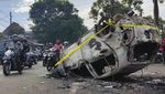 Potret Mobil Terguling-Hangus Terbakar Imbas Kerusuhan di Stadion Kanjuruhan