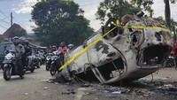 Tak hanya sedan, mobil minibus pun juga terbakar sampai menyisakan rangka dan body. Foto: AP/Hendra Permana