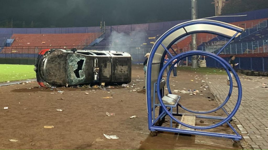 Mobil-mobil Rusak Usai Kerusuhan di Stadion Kanjuruhan Malang
